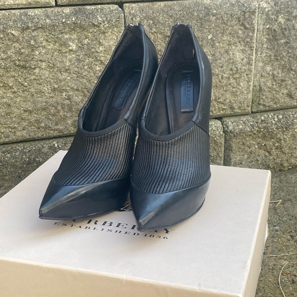 Burberry Black Pointed Ribbed Slip-On Heels - Picture 4 of 14